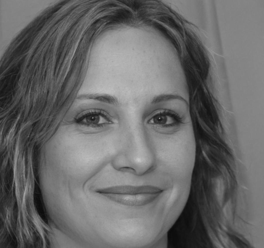 Retrato profesional de estudiante satisfecha