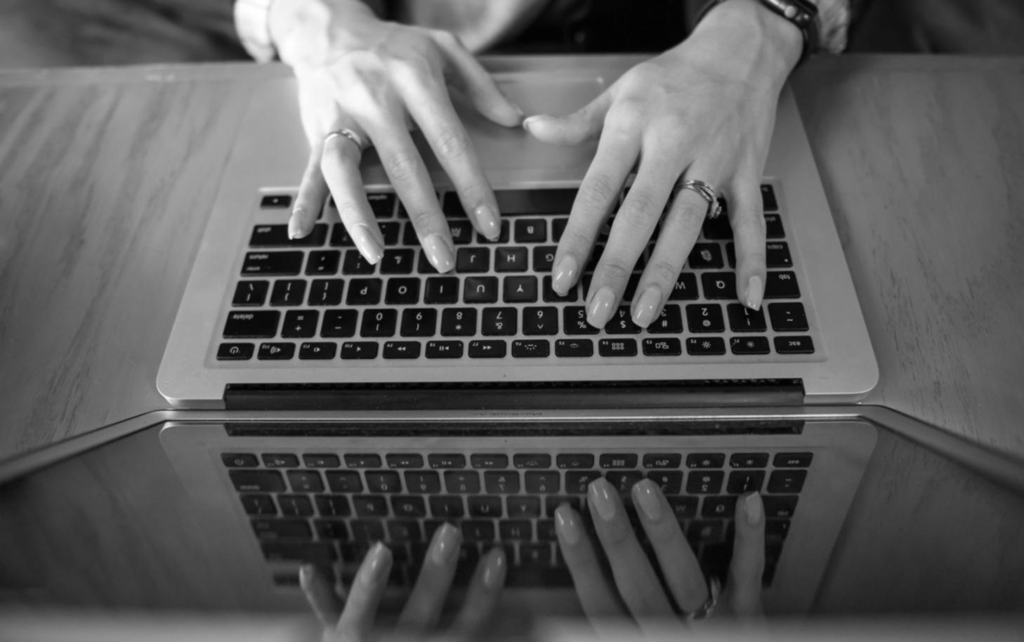 Profesional revisando análisis financiero